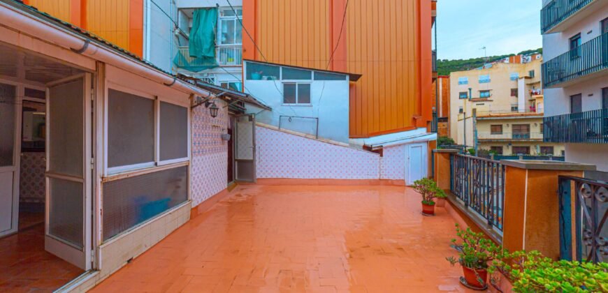 Casa de dos plantas en venta en Les Roquetes, Nou Barris, Barcelona.
