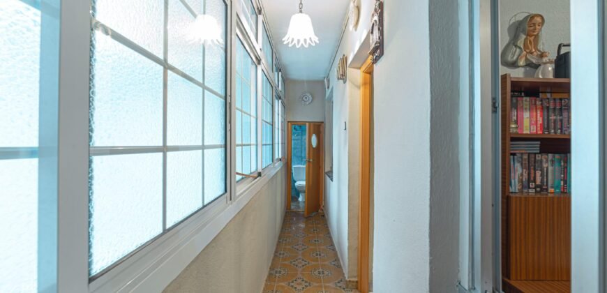 Casa de dos plantas en venta en Les Roquetes, Nou Barris, Barcelona.