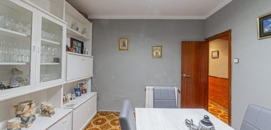 Casa de dos plantas en venta en Les Roquetes, Nou Barris, Barcelona.