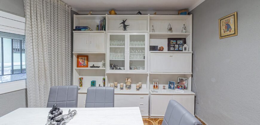 Casa de dos plantas en venta en Les Roquetes, Nou Barris, Barcelona.