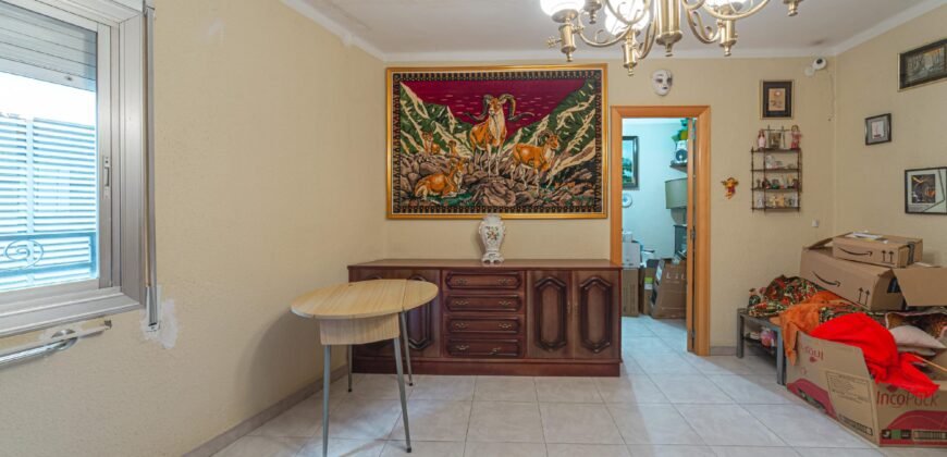 Casa de dos plantas en venta en Les Roquetes, Nou Barris, Barcelona.