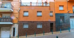 Casa de dos plantas en venta en Les Roquetes, Nou Barris, Barcelona.