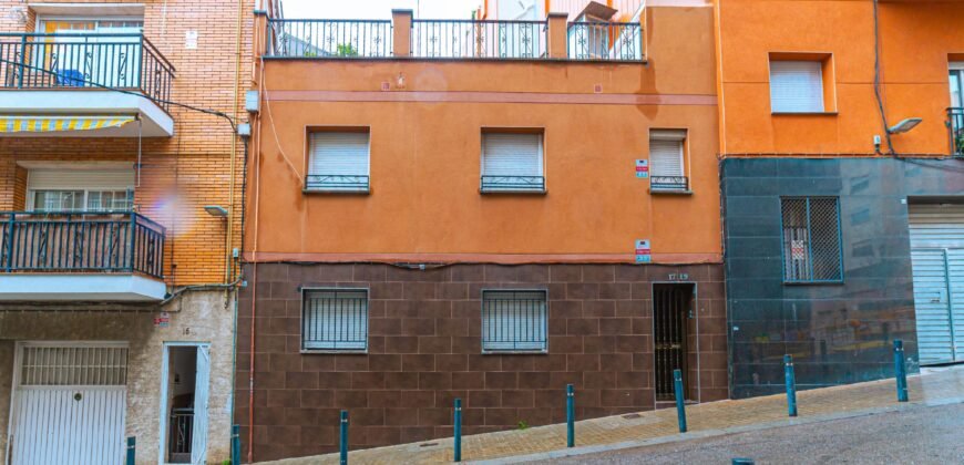 Casa de dos plantas en venta en Les Roquetes, Nou Barris, Barcelona.