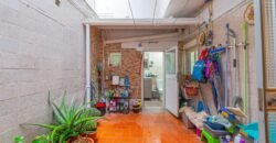 Casa de dos plantas en venta en Les Roquetes, Nou Barris, Barcelona.