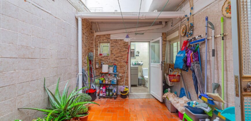 Casa de dos plantas en venta en Les Roquetes, Nou Barris, Barcelona.