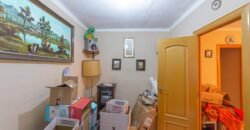 Casa de dos plantas en venta en Les Roquetes, Nou Barris, Barcelona.