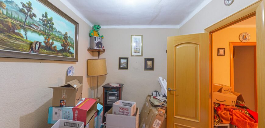Casa de dos plantas en venta en Les Roquetes, Nou Barris, Barcelona.