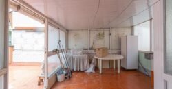 Casa de dos plantas en venta en Les Roquetes, Nou Barris, Barcelona.