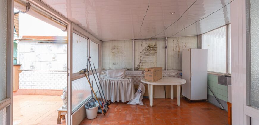 Casa de dos plantas en venta en Les Roquetes, Nou Barris, Barcelona.