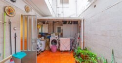 Casa de dos plantas en venta en Les Roquetes, Nou Barris, Barcelona.