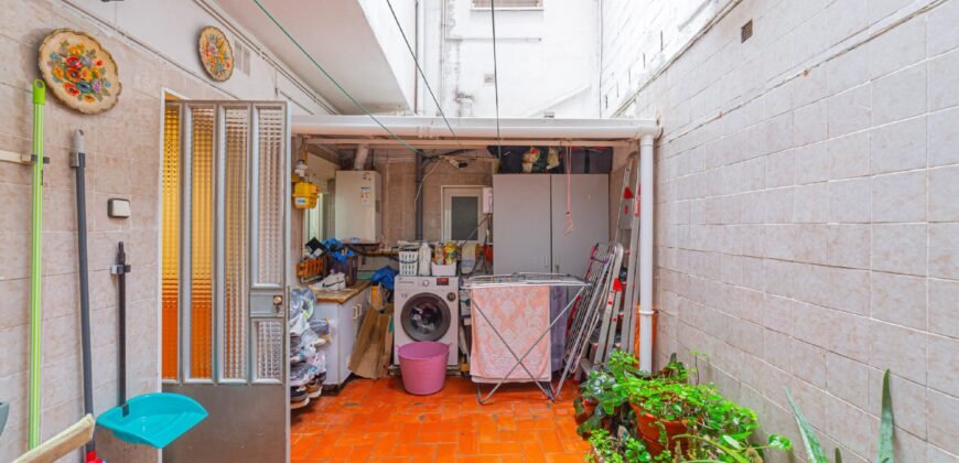 Casa de dos plantas en venta en Les Roquetes, Nou Barris, Barcelona.