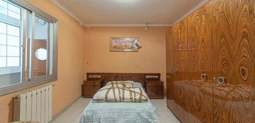 Casa de dos plantas en venta en Les Roquetes, Nou Barris, Barcelona.
