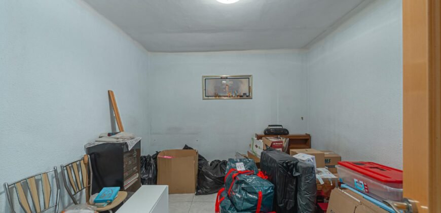 Casa de dos plantas en venta en Les Roquetes, Nou Barris, Barcelona.